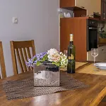 2 bedroom apartment/parking/market